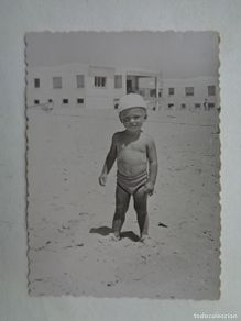 Antique Photography: FOTO DE NIÑO EN BAÑADOR EN LA PLAYA CON GORRITO. DE VALENTIN , LEPE ( HUELVA )